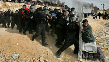 Gambar ini menunjukkan seorang wanita tua menolak menyerah melawan para penyiksa di Israel pada tahun 2006. Foto: via steemit