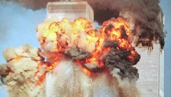 Kekuatan foto-foto Steve Ludlum sangat mencengangkan. Imbas pesawat kedua yang menabrak WTC New York sangat menghancurkan, bola api meletus dan asap mengepul dari gedung pencakar langit. Foto: via steemit