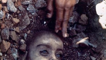 Pablo Bartholomew adalah jurnalis foto terkenal India yang mengabadikan Tragedi Gas Bhopal ke dalam lensanya. Bencana industri terburuk di India melukai 558.125 orang dan membunuh sebanyak 15.000 orang. Karena standar keselamatan dan prosedur perawatan telah diabaikan di pabrik pestisida Union Carbide India Limited (UCIL) di Bhopal, kebocoran gas metil isosianat dan bahan kimia lainnya memicu bencana lingkungan dan manusia yang sangat besar. Fotografer Pablo Bartholomew sempat mengabadikan seorang pria yang sedang mengubur seorang anak yang jadi korban bencana itu. Foto: via steemit