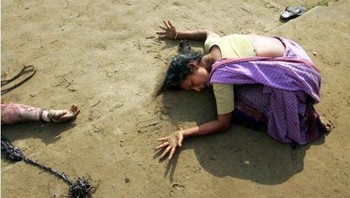 Salah satu foto paling representatif dan mencolok setelah tsunami Samudra Hindia diambil oleh fotografer Reuters Arko Datta di Tamil Nadu. Dia memenangkan kompetisi Foto Pers Dunia tahun 2004. Foto bertajuk After the Tsunami ini mengilustrasikan seorang wanita India berbaring di atas pasir dengan tangan terentang, berduka atas kematian anggota keluarga. Kerabatnya terbunuh oleh salah satu bencana alam paling mematikan yang pernah kita lihat: tsunami Samudra Hindia. Foto: via steemit
