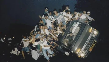 Foto terbaliknya truk militer yang ditumpangi ratusan suporter Persebaya. Foto ini memenangkan Wolrd Press Photo tahun 1996 kategori Spot News Singles. (Foto :Sholihudin/Jawa Pos) Foto: via steemit