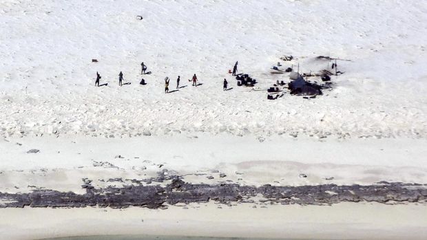Foto udara menunjukkan belasan nelayan asal Indonesia telah diselamatkan oleh otoritas Australia setelah terdampar dan bertahan hidup selama enam hari di terumbu karang terpencil di lepas pantai utara. (Australian Maritime Safety Authority via AP)