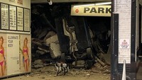 Vilenchik menjelaskan, adapun bagian luar gedung masih berdiri kokoh — tetapi masih ada kekhawatiran kemungkinan terjadinya keruntuhan susulan. Belum diketahui penyebab robohnya gedung bertingkat tersebut. Andrew Shulman/Twitter @MobileHealthInc/REUTERS 