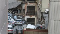 Dikutip dari AFP, Kepala Dinas Pembangunan New York, Kazimir Vilenchik, dalam sebuah konferensi pers di lokasi kejadian mengatakan bahwa salah satu gedung di Ann Street, Distrik Lower Manhattan, itu telah runtuh, ambruk, hingga ke lantai bawah tanah (basement). 
