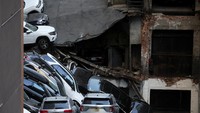 Penampakan dari atas garasi parkir yang runtuh di wilayah Manhattan di New York City, AS, Selasa (18/4/2023). Sedikitnya satu orang tewas dan empat lainnya dilarikan ke rumah sakit akibat peristiwa tersebut. 