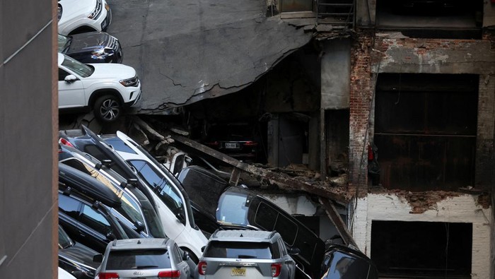 Gedung Parkir di New York Ambruk, Mobil Bertumpukan A general view of the site of the parking garage collapse in the Manhattan borough of New York City, U.S., April 18, 2023. REUTERS/Brendan McDermid