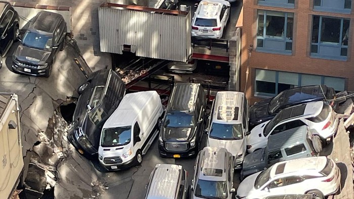 A general view of a collapsed parking garage in the Manhattan borough of New York city, U.S., April 18, 2023 in this picture obtained from social media. Andrew Shulman / Twitter @MobileHealthInc/via REUTERS  THIS IMAGE HAS BEEN SUPPLIED BY A THIRD PARTY. MANDATORY CREDIT. NO RESALES. NO ARCHIVES.