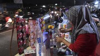 Warga setempat membuka warung dadakan di sepanjang bahu jalan yang menjadi lintasan utama bagi pemudik di jalur Pantura dengan menyediakan berbagai fasilitas.  