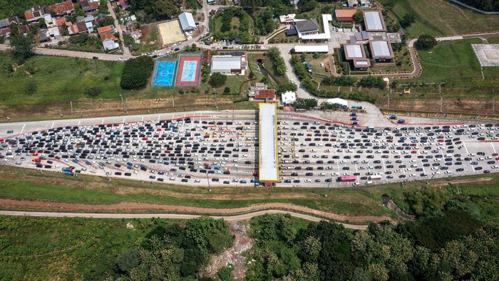 Gerbang Tol Kalikangkung, Semarang, Jawa Tengah, mulai dipadati oleh kendaraan pemudik, Rabu (19/4/2024). Begini penampakannya.