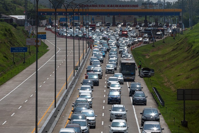 Gerbang Tol Kalikangkung, Semarang, Jawa Tengah, mulai dipadati oleh kendaraan pemudik, Rabu (19/4/2024). Begini penampakannya.
