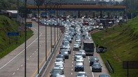 Peningkatan volume kendaraan itu sempat menyebabkan kemacetan.