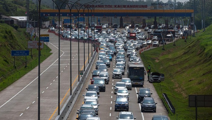 Gerbang Tol Kalikangkung, Semarang, Jawa Tengah, mulai dipadati oleh kendaraan pemudik, Rabu (19/4/2024). Begini penampakannya.