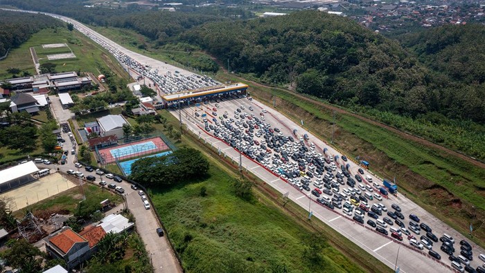 Gerbang Tol Kalikangkung, Semarang, Jawa Tengah, mulai dipadati oleh kendaraan pemudik, Rabu (19/4/2024). Begini penampakannya.