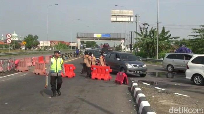 Gerbang Tol Pejagan sempat ditutup bagi pemudik yang hendak ke Purwokerto dan Jogja, Rabu (19/4/2023).