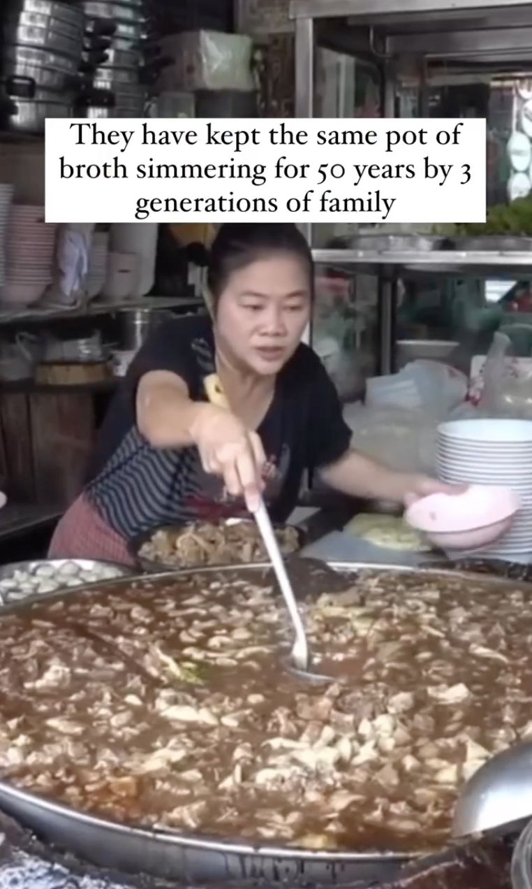 Gokil! Resto Bangkok Ini Sajikan Sup yang Kaldunya Tak Diganti 50 Tahun