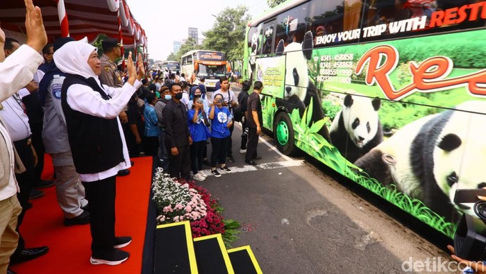 Gubernur Khofifah saat memberangkatkan peserta mudik gratis
