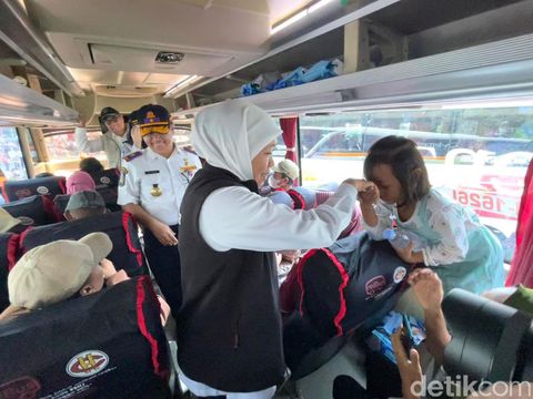 Gubernur Khofifah saat memberangkatkan peserta mudik gratis
