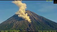 Gunung Semeru Kembali Muntahkan Guguran Lava Pijar Sejauh 2 Km