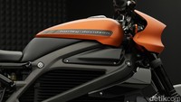 Two Wheelers menjual Harley-Davidson LiveWire ini dengan banderol Rp 1,5 miliar dalam status off the road. Namun mereka menjamin motor ini juga bisa diurus surat-suratnya dan legal digunakan di jalan raya Indonesia. Foto: Muhammad Hafizh Gemilang/detikOto