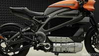 Baterai yang digendong oleh motor ini merupakan baterai Lithium-Ion berkapasitas 15,5 kWh. Diklaim dengan satu kali cas penuh, motor ini bisa melaju hingga 200-an km. Foto: Muhammad Hafizh Gemilang/detikOto