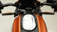Menariknya motor ini dibekali fitur-fitur yang tidak umum di motor listrik. Mulai dari mode berkendara yang bisa diatur dalam berbagai tingkat, hingga pengecasan yang bisa mendukung DC fast charging.  Foto: Muhammad Hafizh Gemilang/detikOto