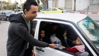 Lima tahun lalu, Ayyad memulai dengan menawarkan kurma dan air kepada tetangganya, makanan pertama yang biasanya dimakan umat Islam saat berbuka puasa. Dari sini, dia mulai menawarkan makanan buka puasa untuk orang-orang di jalan. 