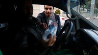 Ayyad mengatakan, awalnya umat Muslim Gaza heran karena melihat seorang pria Kristen membagikan air minum dan kurma untuk berbuka puasa di jalanan. Namun lambat laun, mereka terbiasa melihat Ayyad di jalanan Gaza setiap Ramadan. Ayyad mengaku senang dan bangga karena mendapatkan respons positif dari masyarakat. Di rumahnya, Ayyad mendapat bantuan dari seorang tetangga Muslim berusia 13 tahun untuk menyiapkan bingkisan.