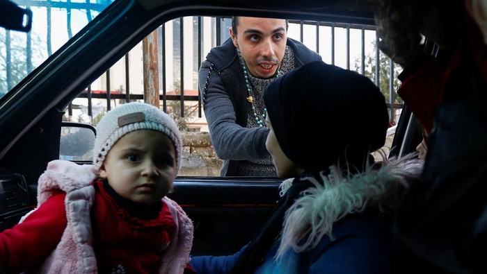 Indahnya Kebersamaan, Potret Pria Kristen Palestina Berbagi Takjil di Gaza A Palestinian Christian man Ehab Ayyad offers dates and water to Muslims held up in traffic or getting late for home to break their fast during Ramadan, in Gaza City April 12, 2023. REUTERS/Ibraheem Abu Mustafa