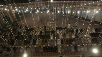 Masjid dibangun dengan gaya khas Mughal dengan batu bata merah, lengkungan, kubah, dan kubah runcing di atas menara. Menara masjid tertinggi adalah 128 kaki. Selama bulan Ramadan, umat Islam di seluruh dunia menghabiskan bulan puasa dan berdoa. Masjid menjadi pusat aktivitas yang semarak, dan gemerlap dengan lampu sepanjang malam saat para jamaah menuju ke sana. Tidak jarang orang menyajikan buka puasa gratis.