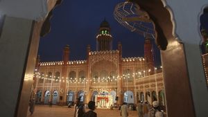 Indahnya Masjid Bersejarah Sunehri Berhias Lampu