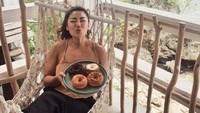 Di Instagramnya ada banyak momen Inget Anugrah saat liburan. Salah satunya momen liburan di Bali sambil menikmati donat di pinggir pantai. Foto: Instagram @inge_anugrah