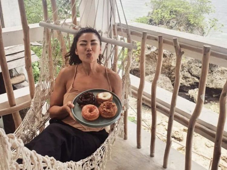 Inge Anugrah Ngemil Donat dan Sarapan Cantik saat Liburan di Bali