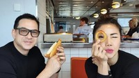 Inge Anugrah pun sering kulineran bareng Ari Wibowo. Seperti pada momen ini, mereka menikmati hotdog dan onion ring. Foto: Instagram @inge_anugrah