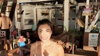 Selain itu, ada juga momennya saat menikmati air kelapa di Bali. Air kelapa tersebut disajikan langsung menggunakan batok kelapa. Foto: Instagram @inge_anugrah