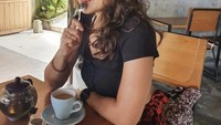Rupanya, Inge Anugrah merupakan penikmat kopi. Begini gaya kerennya saat menikmati secangkir kopi hangat. Foto: Instagram @inge_anugrah