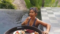Masih dalam momennya di Bali, ia menikmati floating breakfast. Ada banyak menu makanan yang disajikan mulai dari telur hingga buah-buahan. Foto: Instagram @inge_anugrah