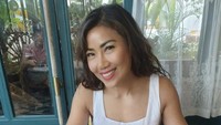 Di usianya yang ke-42, Inge Anugrah masiih terlihat awet muda. Bahkan gayanya saat makan dessert di kafe kekinian ini sukses mencuri perhatian. Foto: Instagram @inge_anugrah