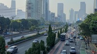 Penampakan kondisi lalu lintas di Jalan Gatot Subroto, tepatnya dari JPO Polda Metro Jaya (Wildan/detik)