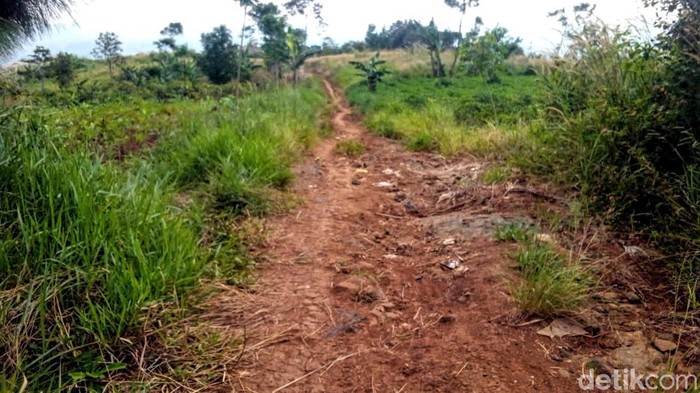 Jalan Neraka di Kecamatan Lengkong, Kabupaten Sukabumi.