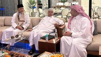 Selain Mendag Arab Saudi, acara buka puasa dan salat Maghrib itu juga dihadiri Menteri Sekretaris Negara Mohammad bin Abdul Malik Al Ash-Shaikh.