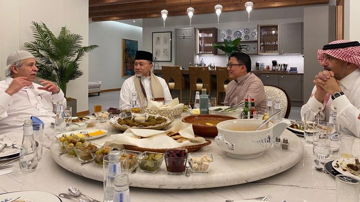 Mendag Zulhas dijamu buka puasa  di rumah pribadi Mendag Arab Saudi Dr. Majid Bin Abdullah Al Qasabi. Acara berlangsung penuh kekeluargaan.
