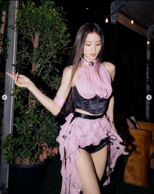 Netizen Korea menilai Jisoo BLACKPINK terlihat lebih cantik dari biasanya. Tak sedikit yang menyorot pose seksinya memakai crop top keluaran DIESEL. Foto: dok. Instagram @sooyaaa__
