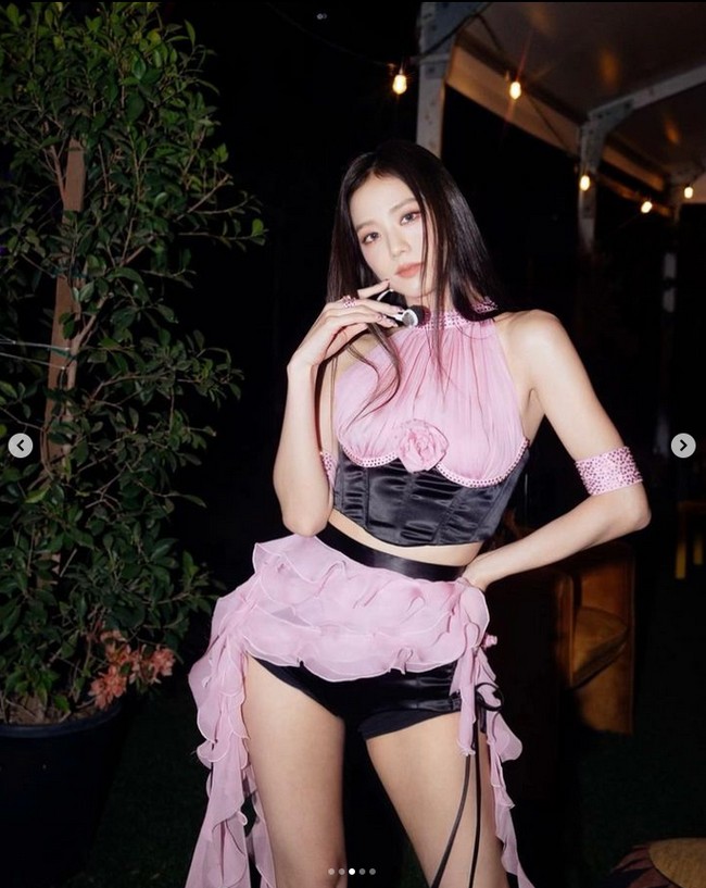 Visual grup BLACKPINK itu juga menampilkan kostum panggungnya yang dirancang khusus oleh Dolce & Gabbana. Busana bernuansa hitam dan pink itu dipadukan dengan boots seharga Rp 20 jutaan. Foto: dok. Instagram @sooyaaa__