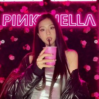 Dalam foto yang dibagikannya, Jisoo memakai crop top abu-abu yang mengekspos otot perutnya. Wajahnya yang dirias dengan makeup bold membuat kecantikan Jisoo semakin terpancar. Foto: dok. Instagram @sooyaaa__