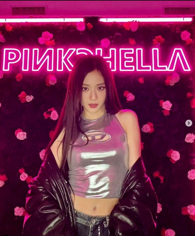 Jisoo BLACKPINK membagikan serangkaian fotonya setelah tampil di Coachella 2023. Paras cantiknya kini menjadi perbincangan netizen Korea. Foto: dok. Instagram @sooyaaa__