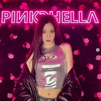 Jisoo BLACKPINK membagikan serangkaian fotonya setelah tampil di Coachella 2023. Paras cantiknya kini menjadi perbincangan netizen Korea. Foto: dok. Instagram @sooyaaa__