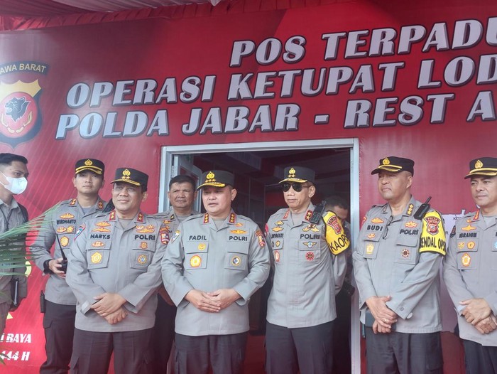 Kabaharkam Polri Komjen Fadil Imran meninjau rest area Km 57 Tol Jakarta-Cikampek (Rumondang/detikcom)