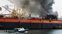 KM Anugerah Mandiri 8 terbakar di atas dok apung PT DOK dan Perkapalan Surabaya, Pelabuhan Tanjung Perak, Surabaya, Jawa Timur.