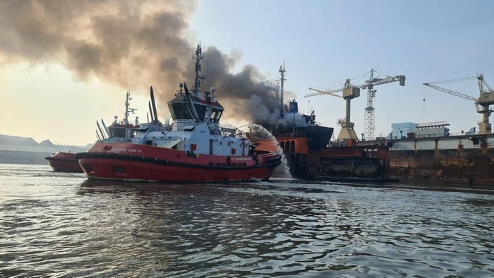 Kapal motor (KM) Samudra Anugrah Terbakar di Surabaya pada Rabu (19/4/2023) pagi hari.