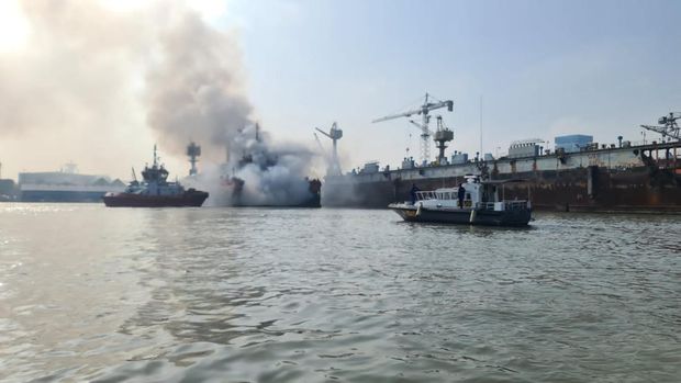 Kapal motor (KM) Samudra Anugrah Terbakar di Surabaya pada Rabu (19/4/2023) pagi hari.